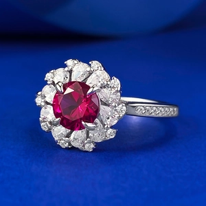 Bague en argent S925 avec un rubis rond de 6 mm et un halo de diamants brillants