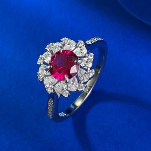 Bague en argent S925 avec pierre rouge sang de pigeon 6mm et serti floral