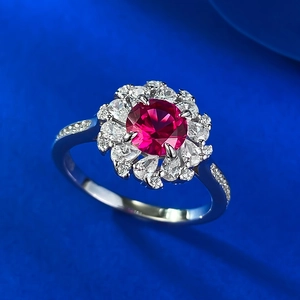 Vue macro d'une bague tournesol en argent S925 avec pierre rouge et halo de diamants