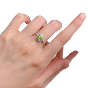 Bague halo élégante en diamant carbone vert pomme de 6,0 mm avec pierre ronde et argent S925