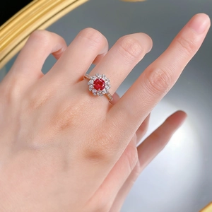 Détail d'une bague fleur en argent S925 avec rubis sang de pigeon 6mm et pavé de diamants