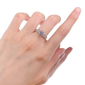 Classic S925 silver ring featuring a 6.0mm round white diamond on a model's hand