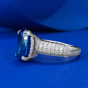 Bague vintage avec pierre ovale bleu royal en argent S925 et sertissage pavé