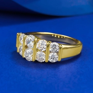 Anello in argento S925 placcato oro a doppia fila di zirconi con otto pietre su sfondo blu