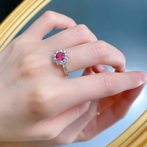 Gros plan d'une bague en argent S925 avec rubis de 6mm et halo de diamants brillants