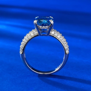 Bague en argent S925 avec une grande pierre ovale bleu royal et des accents en diamant