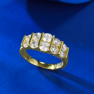 Elegante anello in argento S925 dorato con doppia fila di zirconi su sfondo blu scuro