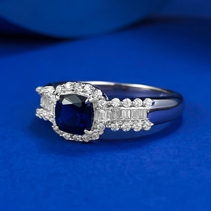 S925 Silberring mit königsblauem quadratischem Saphir und Diamant-Halo-Einfassung