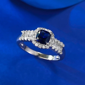 Eleganter S925 Silberring mit königsblauem Stein im Kissenschliff und Pavé-Besatz