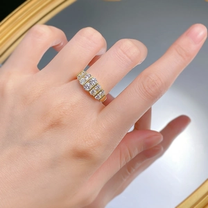 Dettaglio anello in argento S925 placcato oro con zirconi indossato sulla mano
