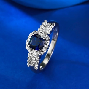 Ring mit quadratischem königsblauem Saphir aus 925er Silber mit funkelnden Diamanten