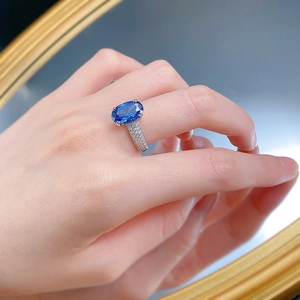 Gros plan sur une bague saphir bleu royal avec diamants pavés sur anneau en argent S925