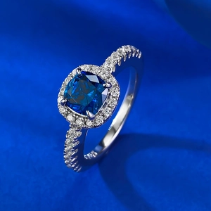 Bague en argent S925 avec pierre carrée bleu royal 6x6mm et entourage de diamants
