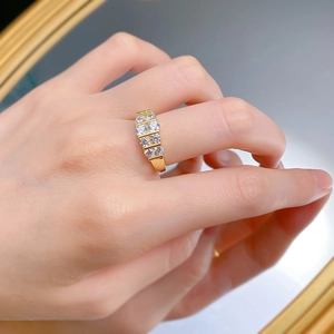 Dettaglio anello in argento placcato oro con cinque zirconi cubici tondi scintillanti