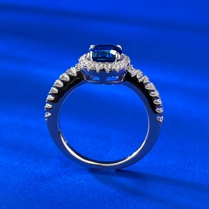 Détail macro du poinçon S925 sur une bague de fiançailles en saphir bleu