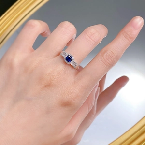 Nahaufnahme eines S925 Silberrings mit quadratischem blauem Saphir und Diamantbesatz