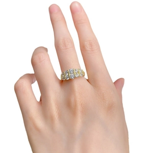 Anello classico in argento S925 placcato oro con doppia fila di zirconi indossato al dito