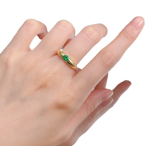 Minimalist gold S925 silver ring featuring a 4x5mm emerald green oval gemstone on hand