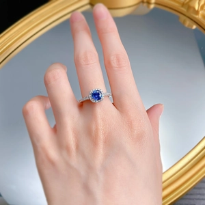 Détail d'une bague saphir bleu carré avec un halo de diamants sur anneau argent