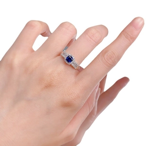 Silberring mit quadratischem royalblauem Stein und Pavé-Diamanten auf der Hand