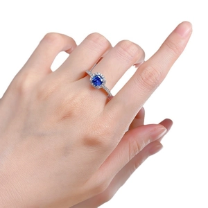 Bague en argent S925 avec saphir bleu royal taille coussin et pavé de diamants