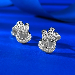Orecchini a lobo a nodo in argento S925 con pavé di zirconi cubici su fondo blu lussuoso