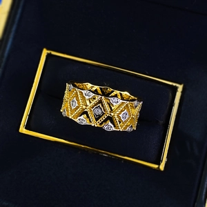 Exquisite S925 gold-plated geometric lace ring with diamonds in a luxury jewelry box