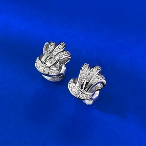 Orecchini a nodo in argento S925 con linee ondulate e pietre di zircone scintillanti