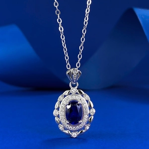 Élégant pendentif en argent S925 avec pierre bleue ovale et halo de diamants sur ruban