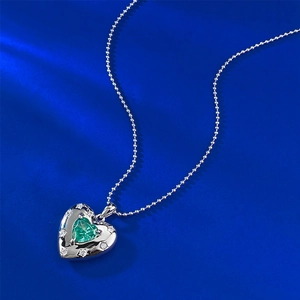 Collana con ciondolo a cuore in argento S925 con gemma verde e accenti di diamanti su blu