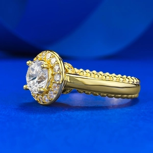 Bague luxueuse en argent S925 doré avec pierre centrale scintillante sur soie bleue