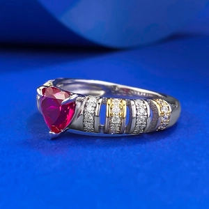 Bague en argent S925 avec une pierre précieuse rouge sang de pigeon en forme de cœur