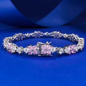 Elegante bracciale a fiori in argento 925 con cristalli rosa su sfondo di seta blu