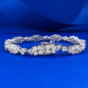 Funkelndes 925er Silber Blumen-Cluster-Armband mit weißen Zirkonia auf blauem Samt