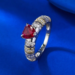 Bague en argent S925 avec rubis rouge cœur et pierres latérales étincelantes