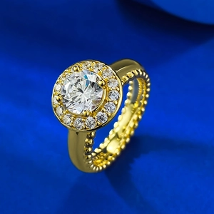 Bague élégante en argent S925 plaqué or avec zircone ronde sur fond de soie bleue