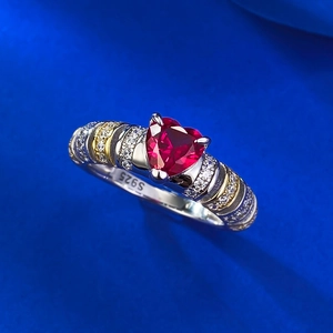 Bague luxe en argent S925 avec pierre coeur rouge et accents diamant sur anneau tricolore