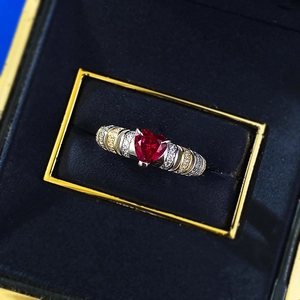 Gros plan d'une bague cœur rubis en argent S925 avec pavage de luxe dans son écrin cadeau