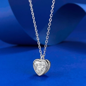 Collana in argento con pendente a cuore in finto diamante e piccoli accenti scintillanti