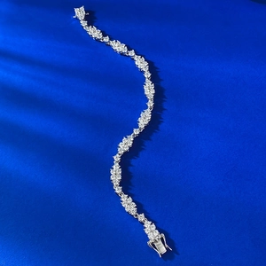 Makroaufnahme von 925 Silber Tennisarmband mit Zirkonia in eleganter S-Kurven-Fassung