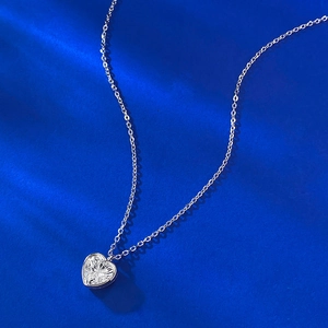 Collana con pendente a cuore in argento S925 con pietra solitaria da 8 mm su seta blu