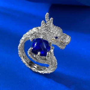 Anello drago in argento S925 con zaffiro blu 8x8mm e micro-pave di zirconi scintillanti