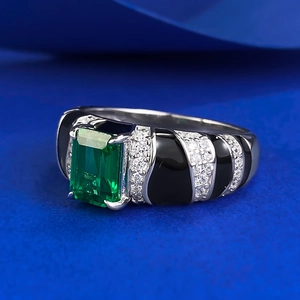 Bague luxe en argent S925 avec émeraude rectangulaire et anneau émaillé noir