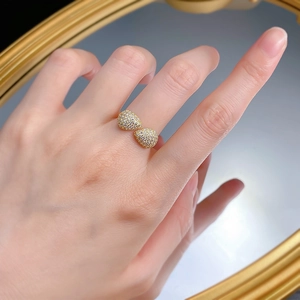 Vista ravvicinata dell'anello in argento S925 con cristalli a pavé a forma di goccia
