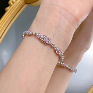 Dettaglio del bracciale a fiori in argento 925 con zirconi rosa e bianchi scintillanti