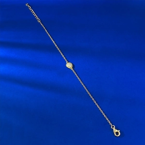 Dettaglio del bracciale in argento S925 dorato con un ciondolo a cuore in pavé di zirconi