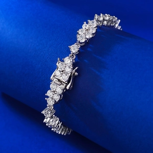 Elegantes 925er Sterlingsilber Armband mit Blumen-Cluster und glänzenden weißen Steinen
