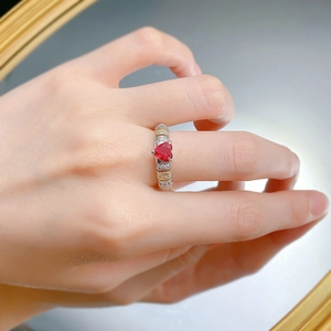 Détail d'une bague en argent S925 avec rubis coeur, anneau bicolore et diamants