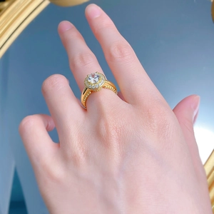 Détail d'une bague en argent 925 doré avec un diamant rond étincelant de style rétro chic