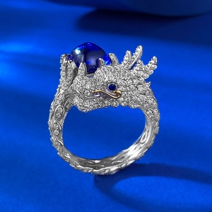 Anello drago in argento S925 con grande zaffiro blu cabochon e pavé di zirconi luccicanti